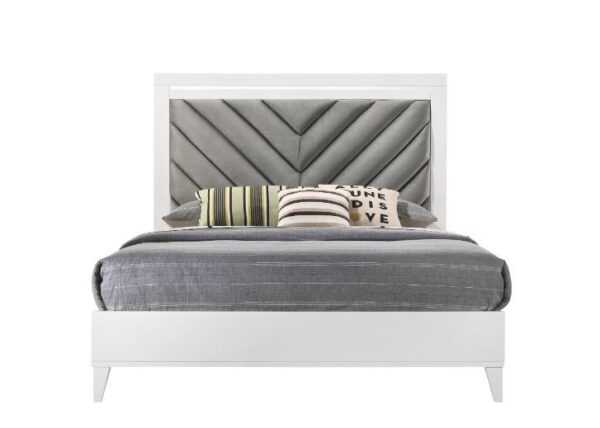Chelsie Bed by ACME 6