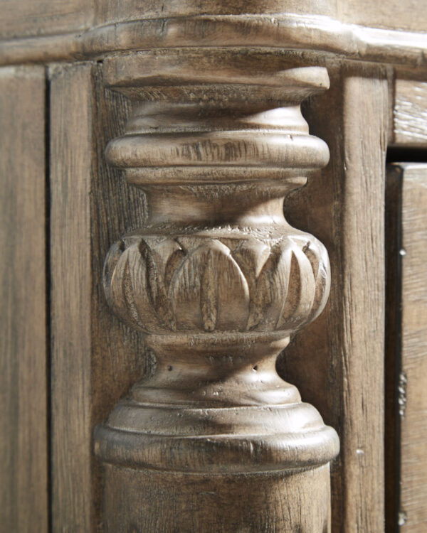 Bachelors Chest Close Up